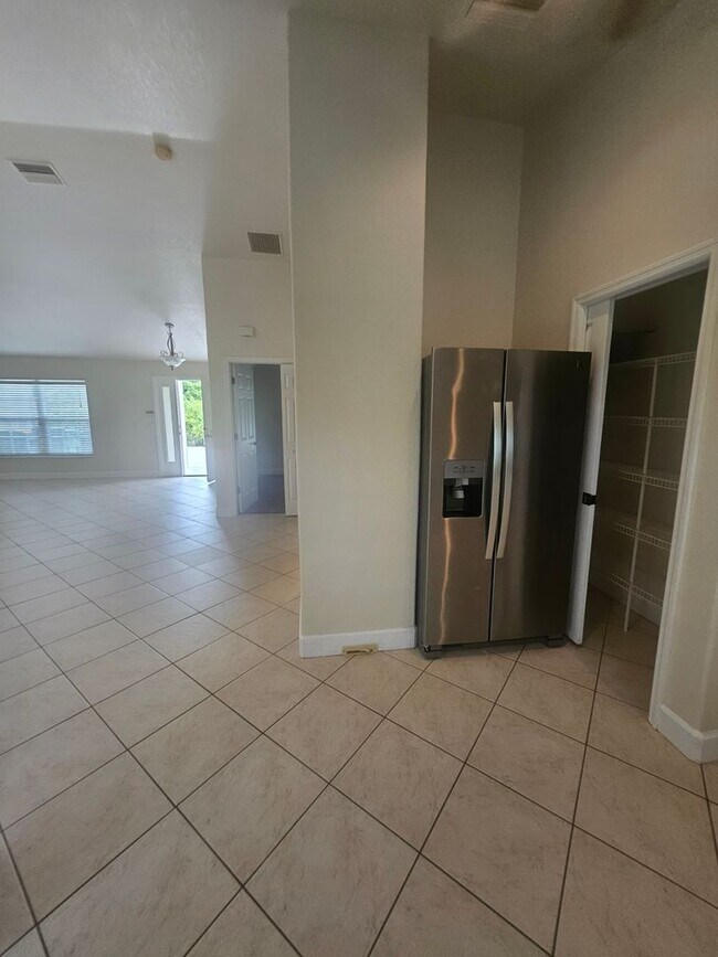 Building Photo - Rotonda Duplex