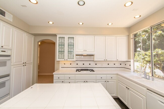 Building Photo - Spacious 3 Bed/2.5 Bath in Desirable UTC La Jolla Community of Toscana