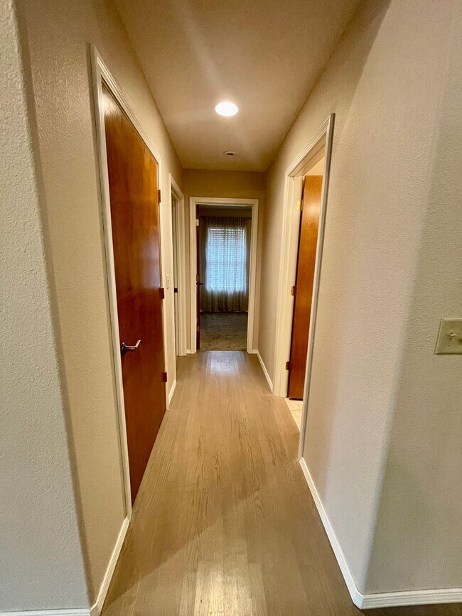 Building Photo - 1233 E Ogorman Ct