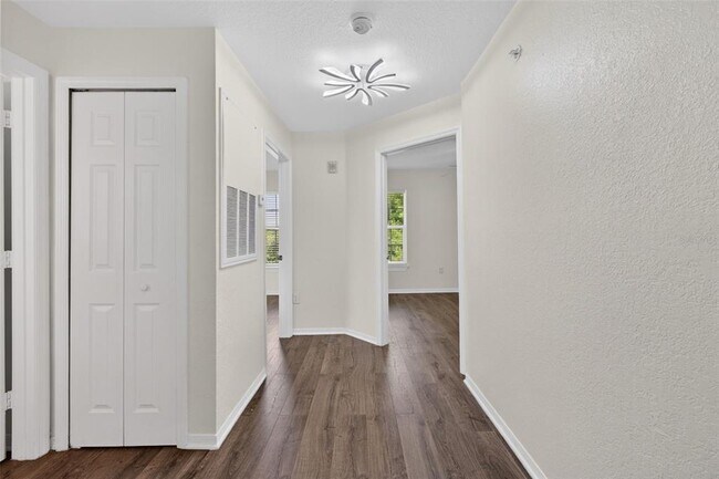 Building Photo - 5467 Vineland Rd
