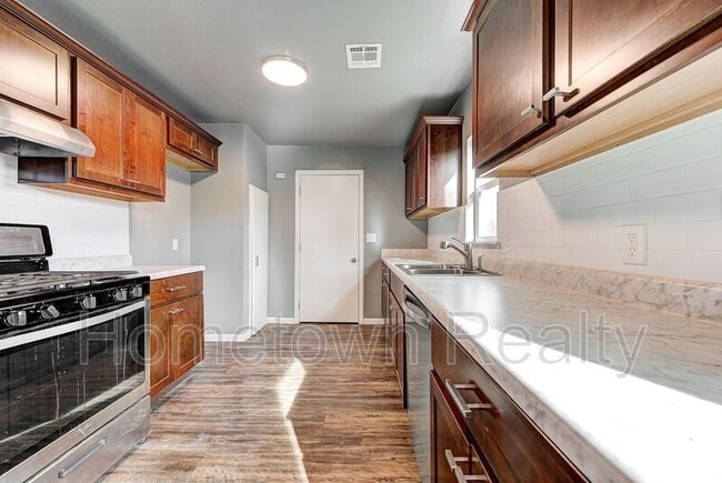 Building Photo - 1103 N Louisa Ave