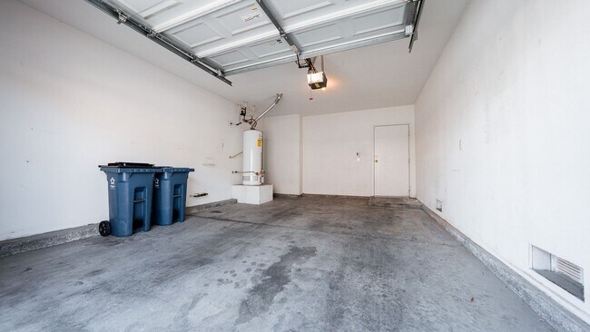 Building Photo - 2 Bedroom 2 Bath Condo with 1 Car Garage