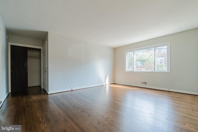 Building Photo - 728 N Wakefield St