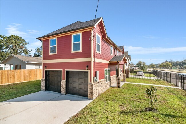 Building Photo - 1206 S Victory Dr