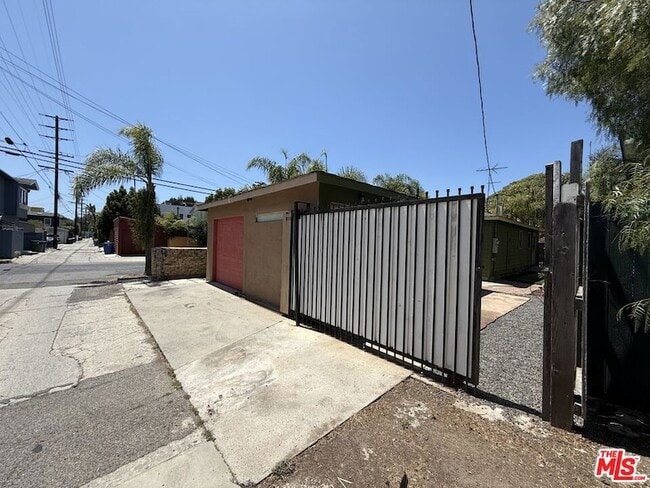 Building Photo - 802 Superba Ave