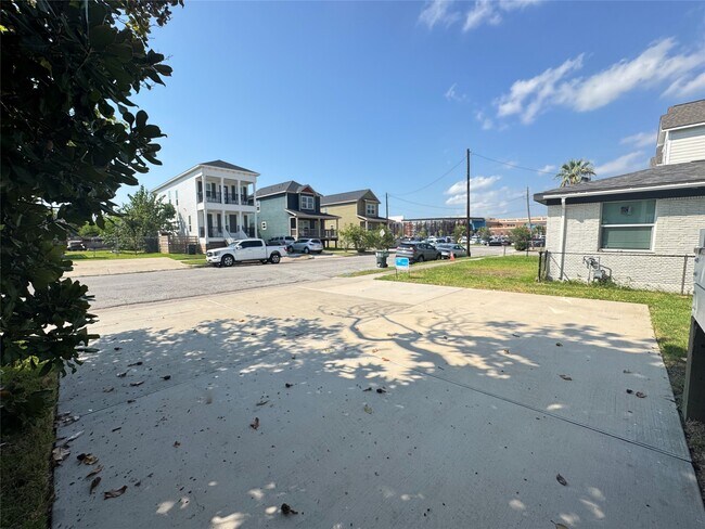 Building Photo - 3615 1/2 Ursuline St