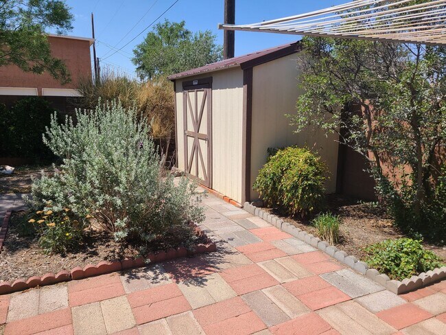 Building Photo - 4 Bedroom, 2 Bathroom! Lovely Home!