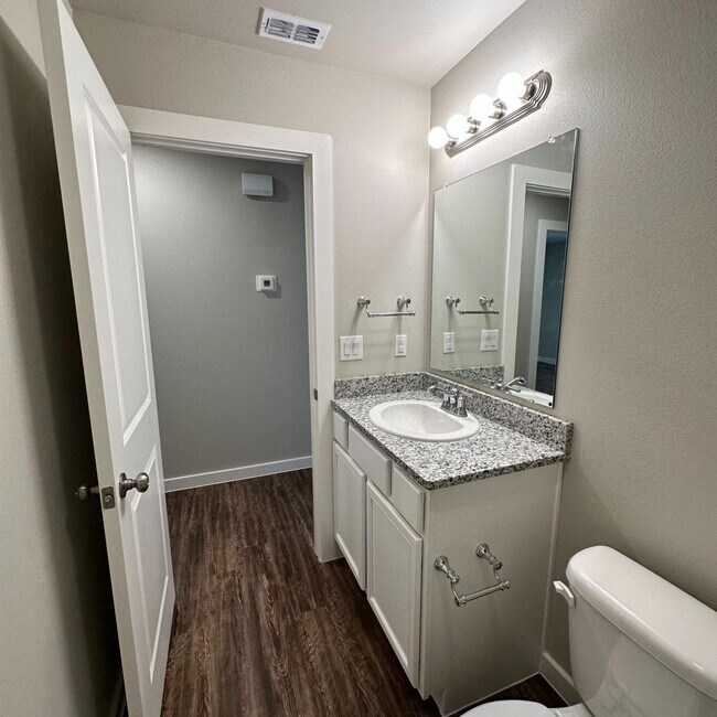 Building Photo - 2059 Kenwood Ave