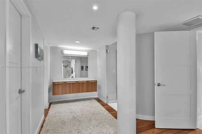 Building Photo - 9225 Collins Ave