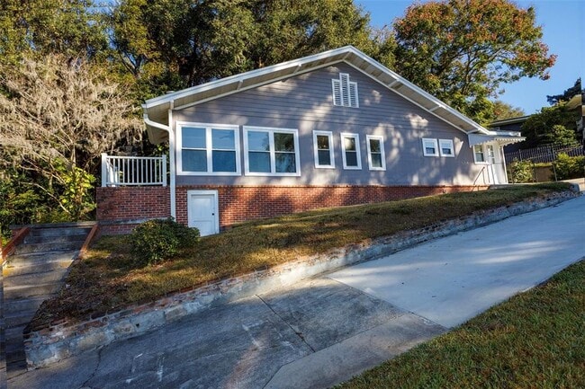 Building Photo - 2119 E Crooked Lake Dr