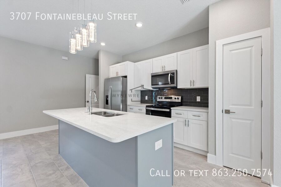 Building Photo - 3707 Fontainebleau St