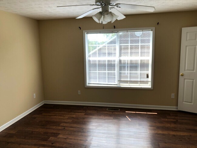 Building Photo - 3B/3B Townhome With A Fenced Yard Available Fall 2026!