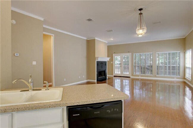 Building Photo - 1905 Kinney Ave