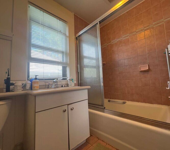 Building Photo - 2836 Derby St