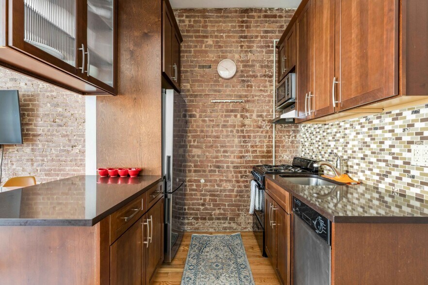 Building Photo - 130 W 81st St