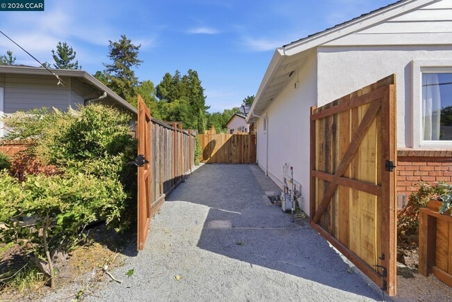 Building Photo - 3196 Rohrer Dr