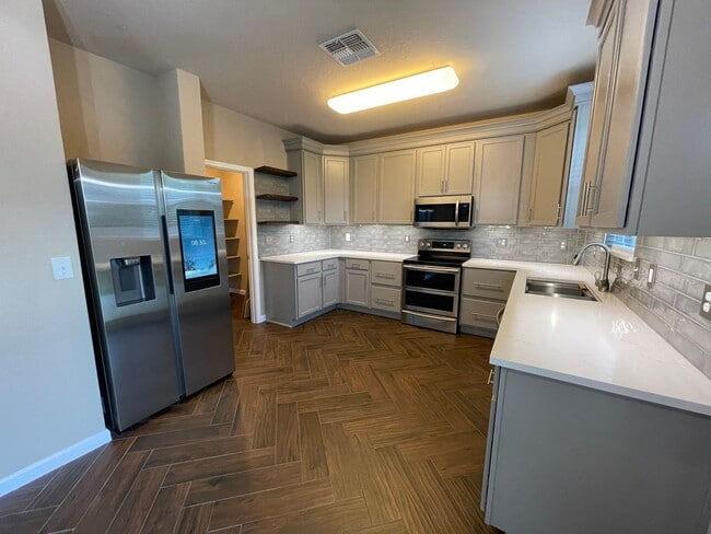 Building Photo - BEAUTIFUL 3 BEDROOM 2.5 BATH FEATURING A LUXURY KITCHEN WITH WHITE GRANITE COUNTERS, GRAY CABINET...