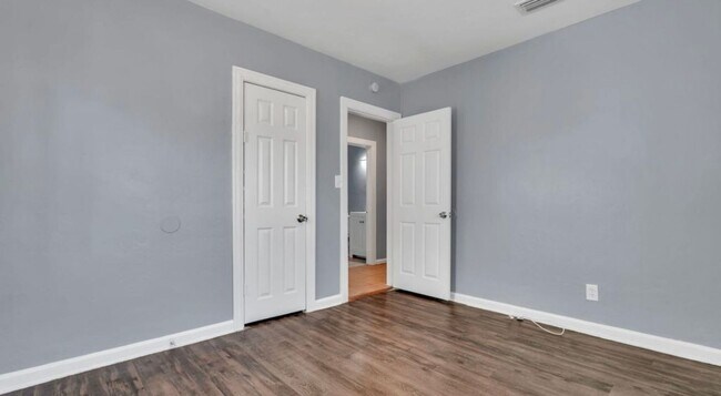 Building Photo - 3060 21st Ave S