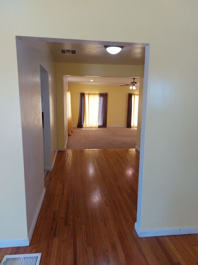 Building Photo - 2 story house with a pool in San Bernardino