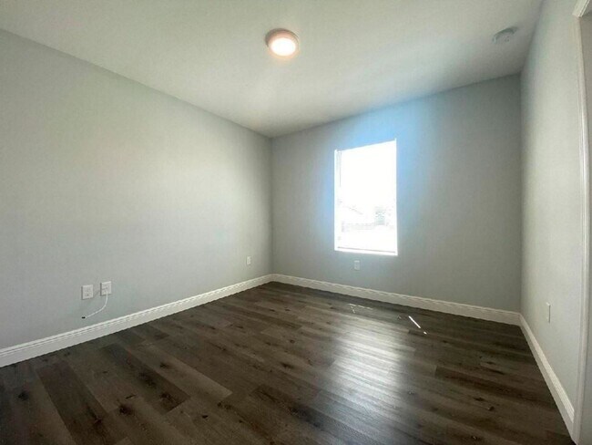 Building Photo - AWESOME CONTEMPORARY DUPLEX