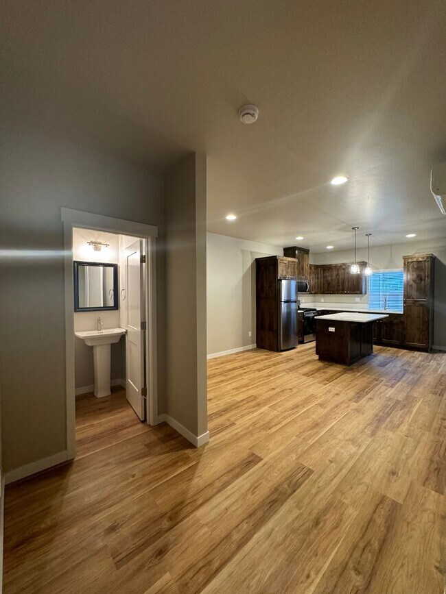 Building Photo - Duplex in Well Located SW Bend