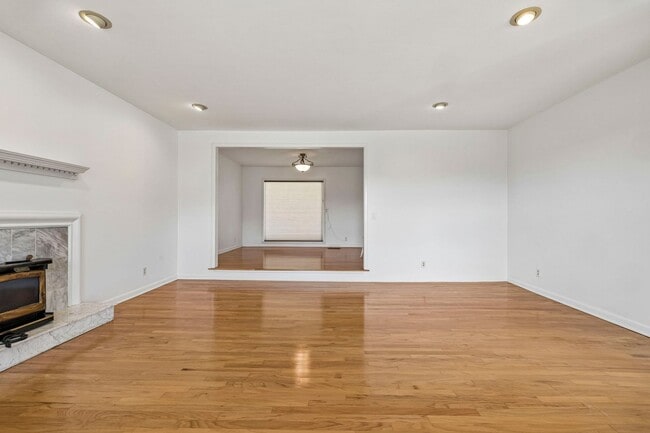 Building Photo - Experience the perfect blend of privacy and open space in this beautifully maintained 3-bedroom, ...