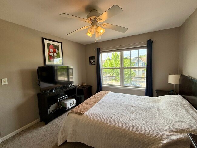 Building Photo - 2427 Golf Ridge Cir