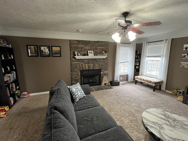 Building Photo - 652 Winding Bluff Way