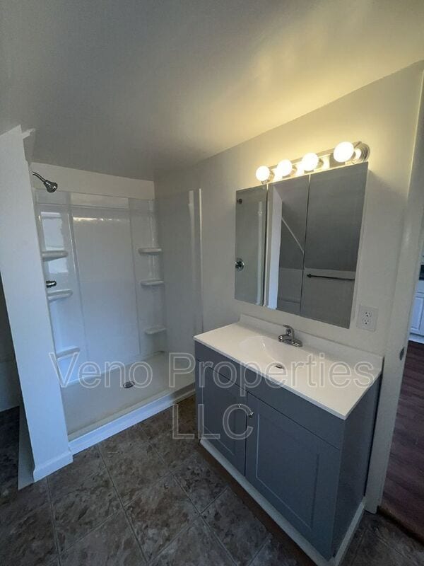 Building Photo - 32 Russell Rd