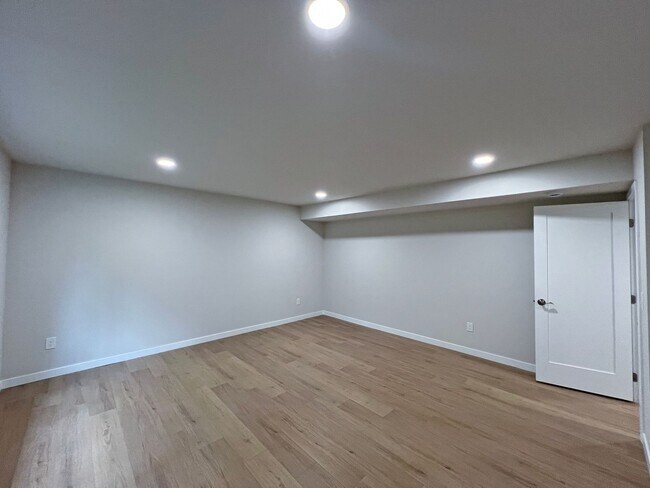 Building Photo - Freshly Remodeled 5BR Home in Prime Bellevue Enatai