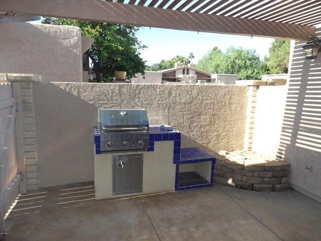 Building Photo - 2705 E Cactus Rd
