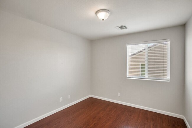 Building Photo - 4 Bedroom, 3 Den West Side Home