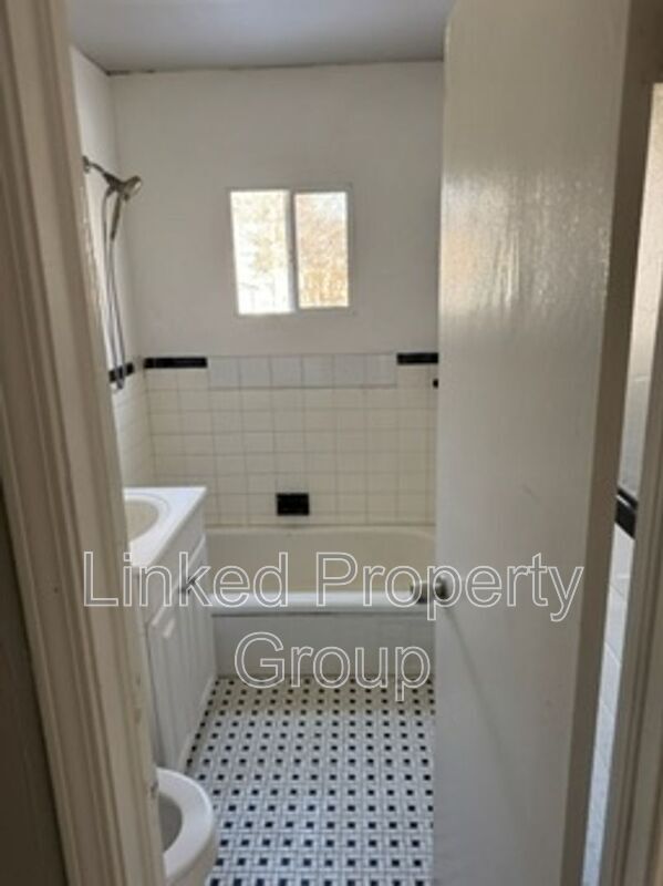 Building Photo - 1321 NE 39th St