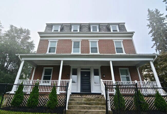Building Photo - 147 Lachenour Ave