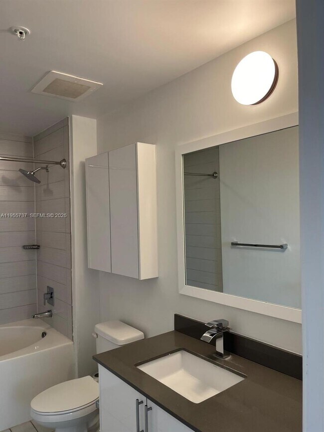 Building Photo - 999 SW 1st Ave