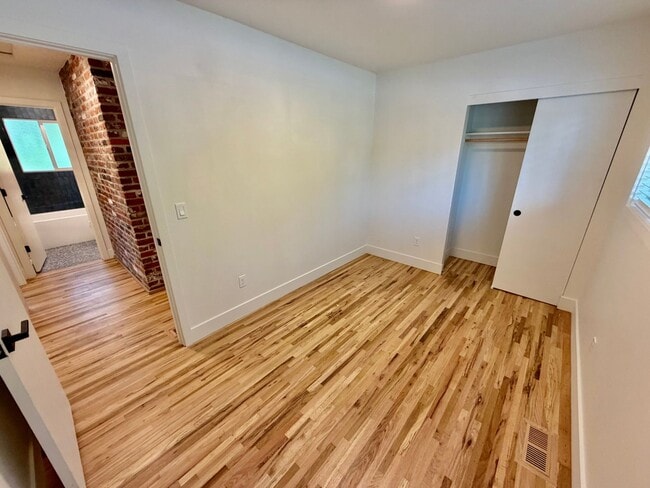 Building Photo - Freshly Remodeled 5bd/2.5bath Home w/ Daylight Basement in Heart of Multnomah Village