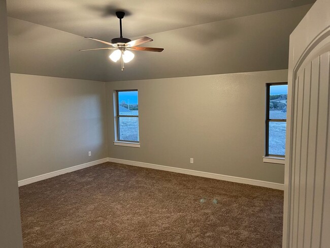 Building Photo - Beautiful 4 Bedroom 2 Bath Home