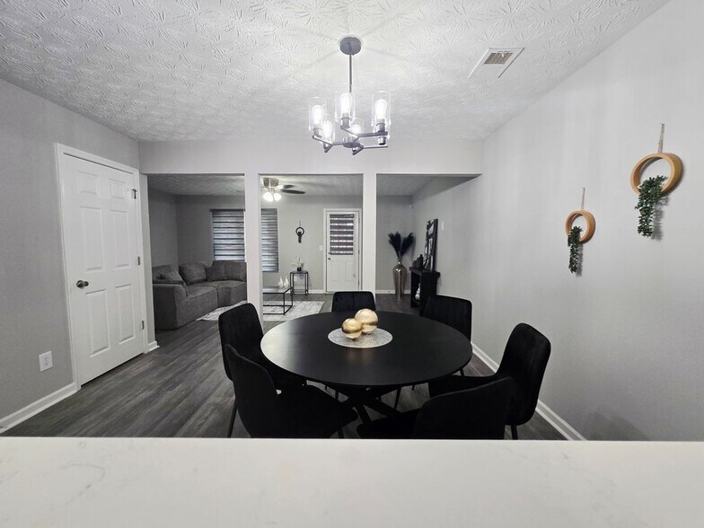 Building Photo - 2430 Piering Dr