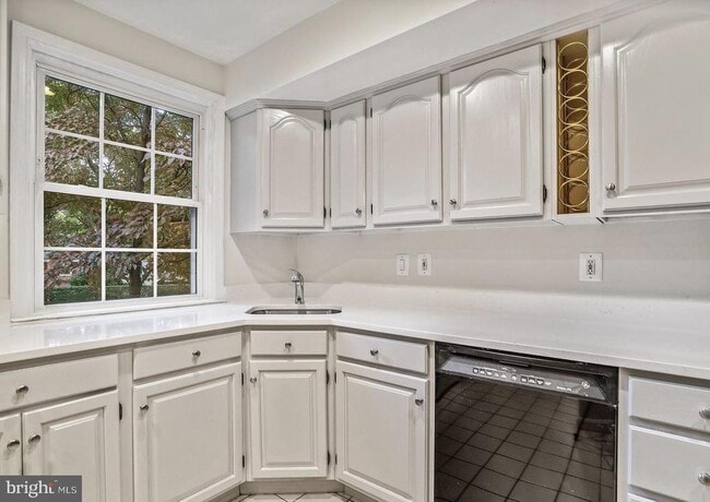 Building Photo - 812 Azalea Dr