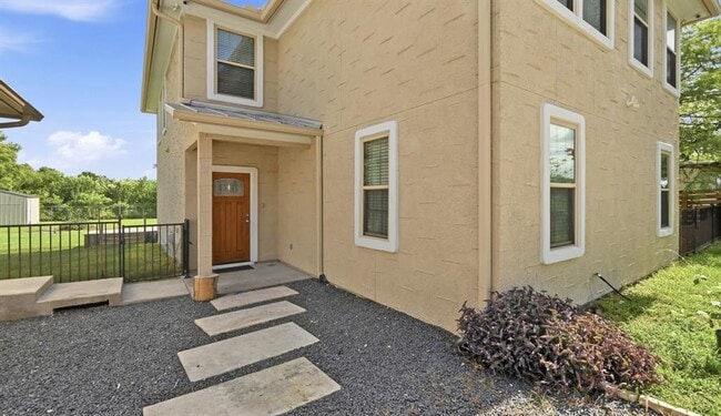 Building Photo - 330 Howard Ln