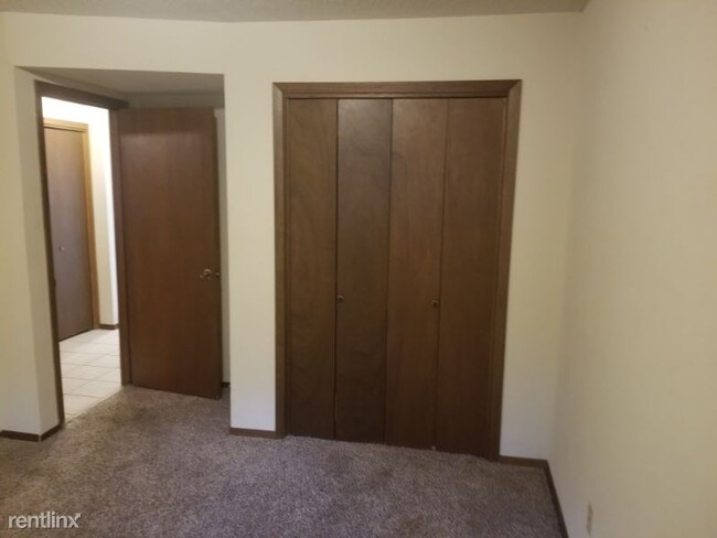 Building Photo - 2 br, 2 bath Condo - 2421 Yellowstone #2202