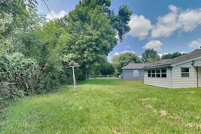 Building Photo - 7538 Vista Verde St