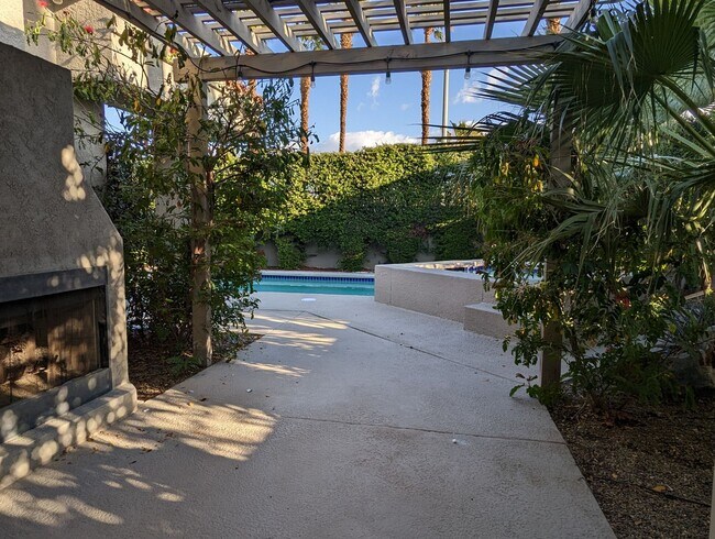 Building Photo - 1 Mission Palms Dr W