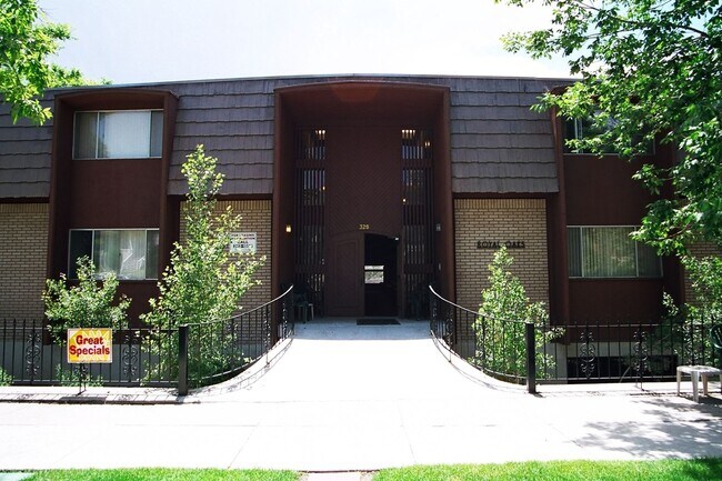 Building Photo - Royal Oaks