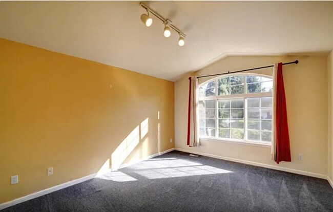 Building Photo - 10260 NE 30th Pl