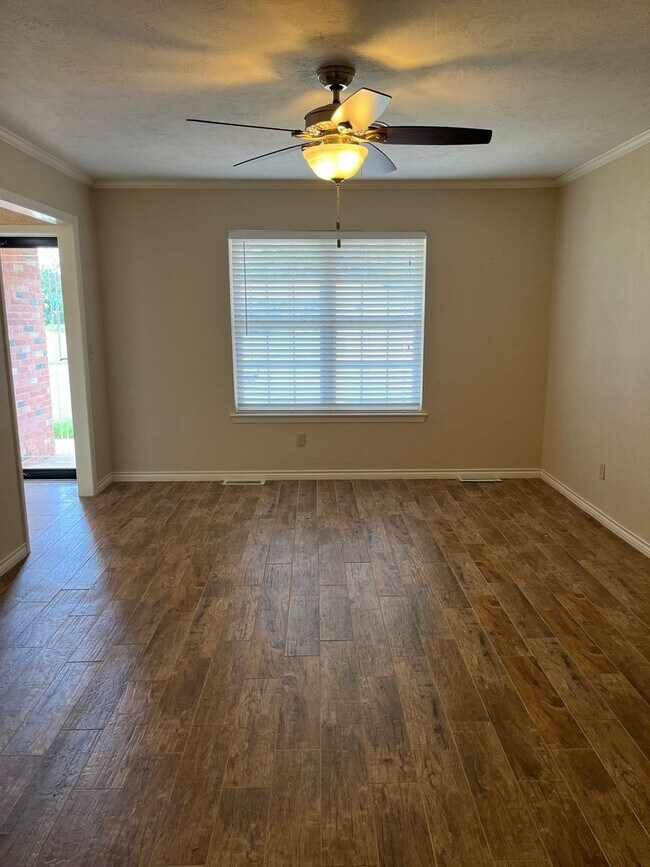 Building Photo - Located close to Bonham Middle School 3/2/2