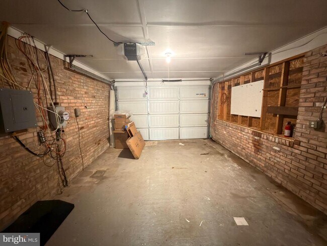 Building Photo - 10325 Gordon Rd