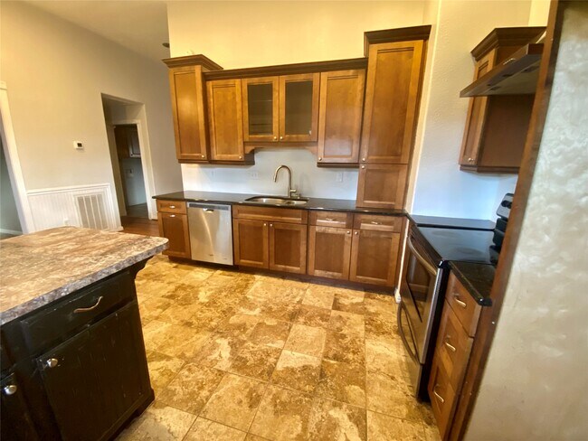 Building Photo - 3003 Briar Dr