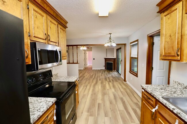 Building Photo - 806 Club Ln