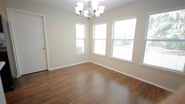 Building Photo - 909 Lodosa Dr